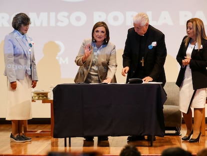 Xóchitl Gálvez junto al presidente del Episcopado mexicano, Rogelio Cabrera López, en un acto de firma de un compromiso de paz organizado por la Iglesia Católica, en Ciudad de México.